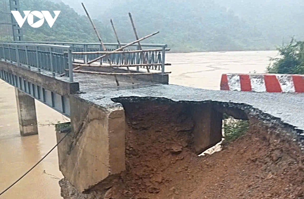 Cầu treo xã miền núi Nghệ An sạt lở nghiêm trọng, gần 400 hộ dân bất an